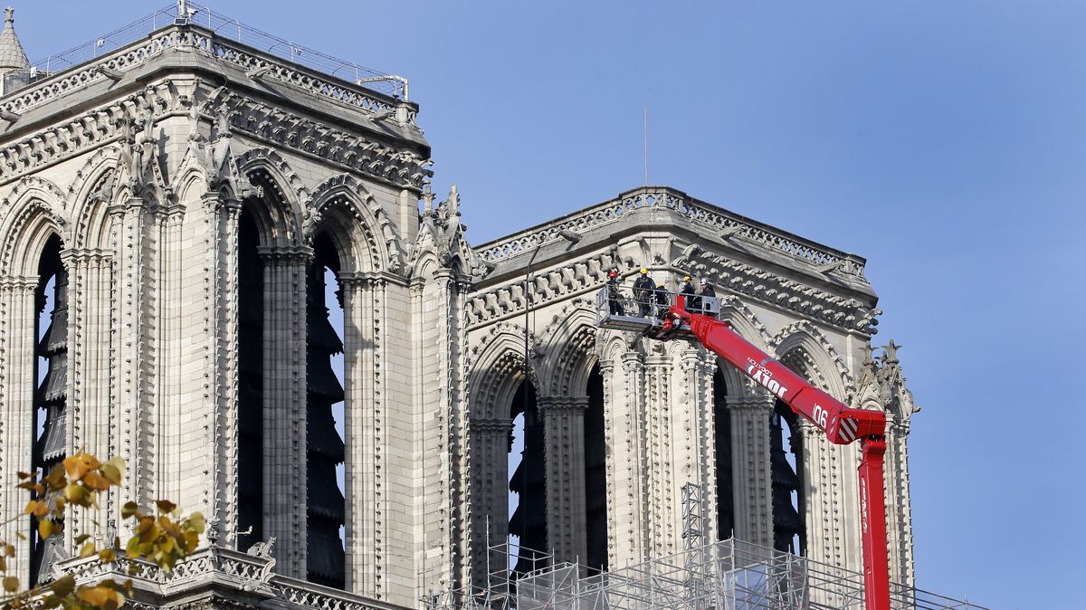 Dělníci dokončili demontáž poškozeného lešení z chrámu Notre-Dame